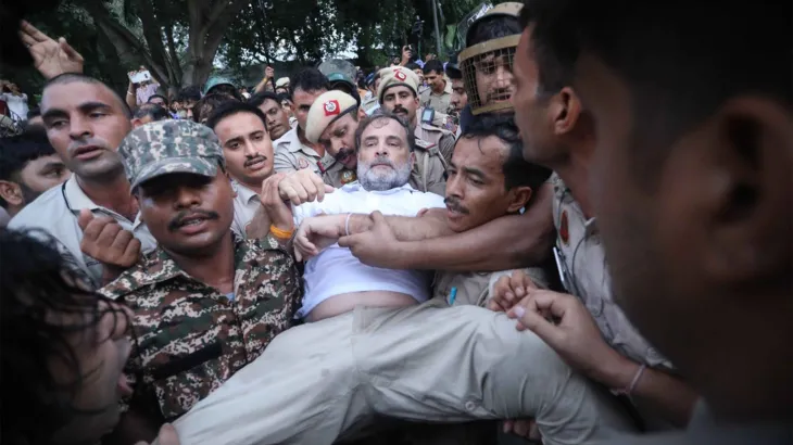 राहुल गांधी का चौंकाने वाला दावा: घसीटे जाते समय पुलिसकर्मी ने धीरे से कहा - 'बीजेपी सरकार को हटाओ'!