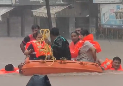 चमत्कारी बचाव! गुजरात के वलसाड में बाढ़ के पानी से 8 महीने की गर्भवती महिला को बचाया गया