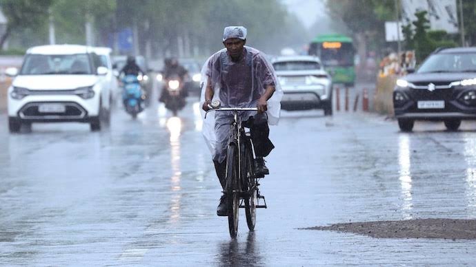 सुबह-सुबह हल्की बारिश के बाद दिल्ली में थोड़ी गर्मी महसूस हुई!