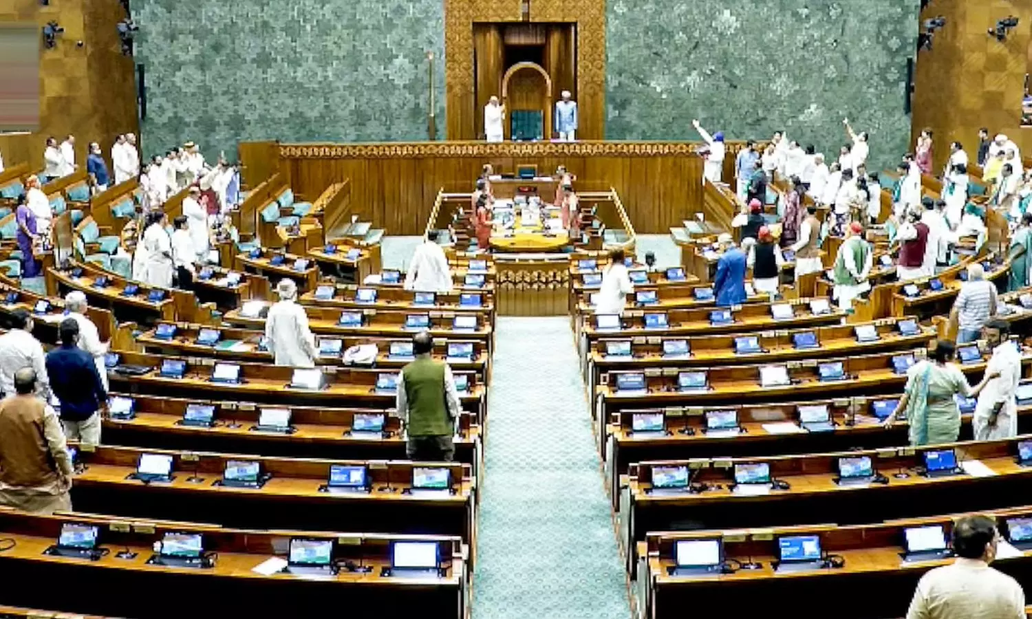 प्रधान के इस्तीफ़े की ज़ोरदार मांग के बीच लोकसभा सोमवार तक के लिए स्थगित!
