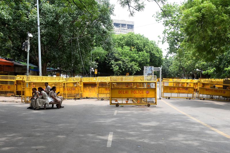 'कॉकरोच जनता पार्टी' के हंगामेदार विरोध प्रदर्शन के बाद जंतर-मंतर पर भारी बैरिकेडिंग