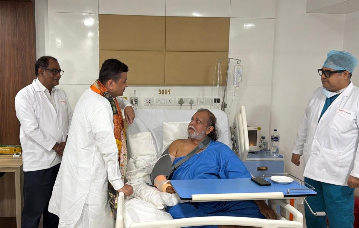 मिथुन चक्रवर्ती की सर्जरी हुई! बंगाल के नेता सुवेंदु अधिकारी ने उनसे मुलाक़ात की और उनकी सेहत के बारे में जानकारी दी