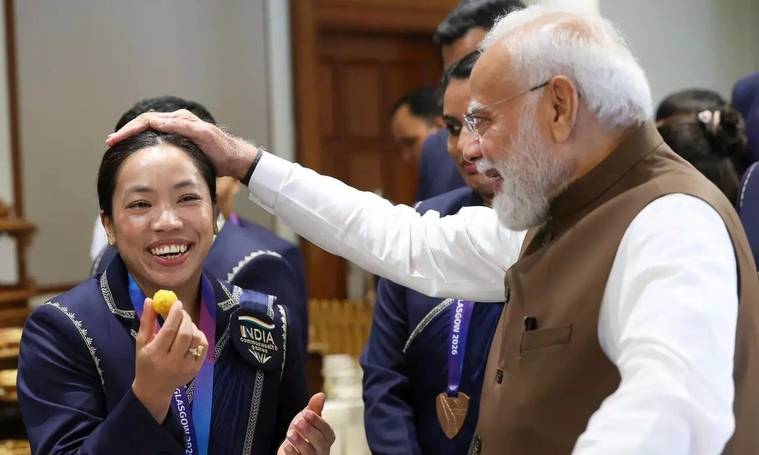 PM मोदी ने मीराबाई चानू को लड्डू खिलाया, पूछा- CWG में गोल्ड जीतने के बाद क्यों रोई थीं?