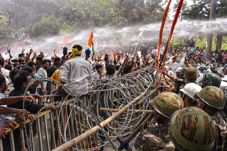 Police Lathicharge Students, Use Water Cannons as Protestors March to Jharkhand Assembly!