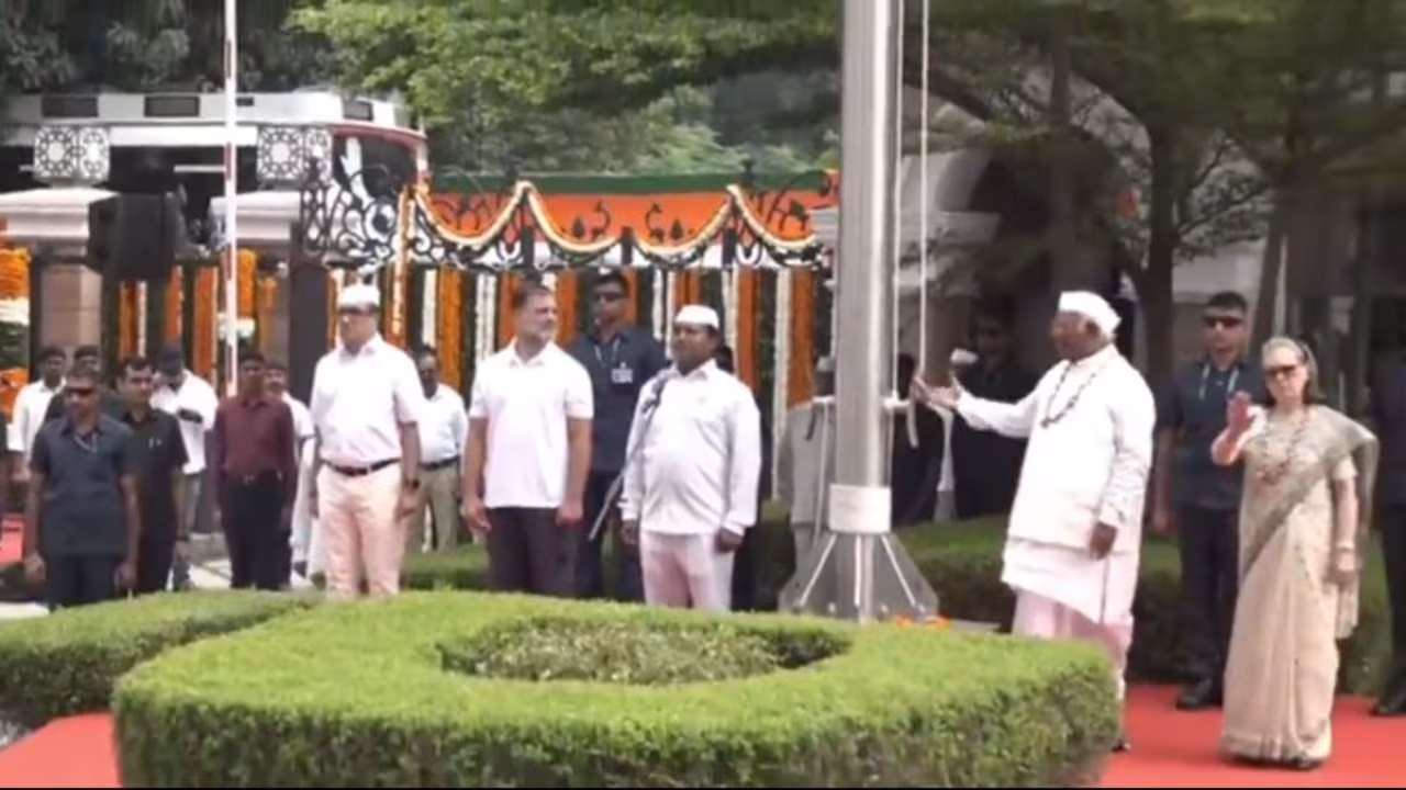 वीडियो में स्वतंत्रता दिवस पर कांग्रेस मुख्यालय में 'वंदे मातरम' के पूरे गायन के दौरान अफरातफरी दिखी!