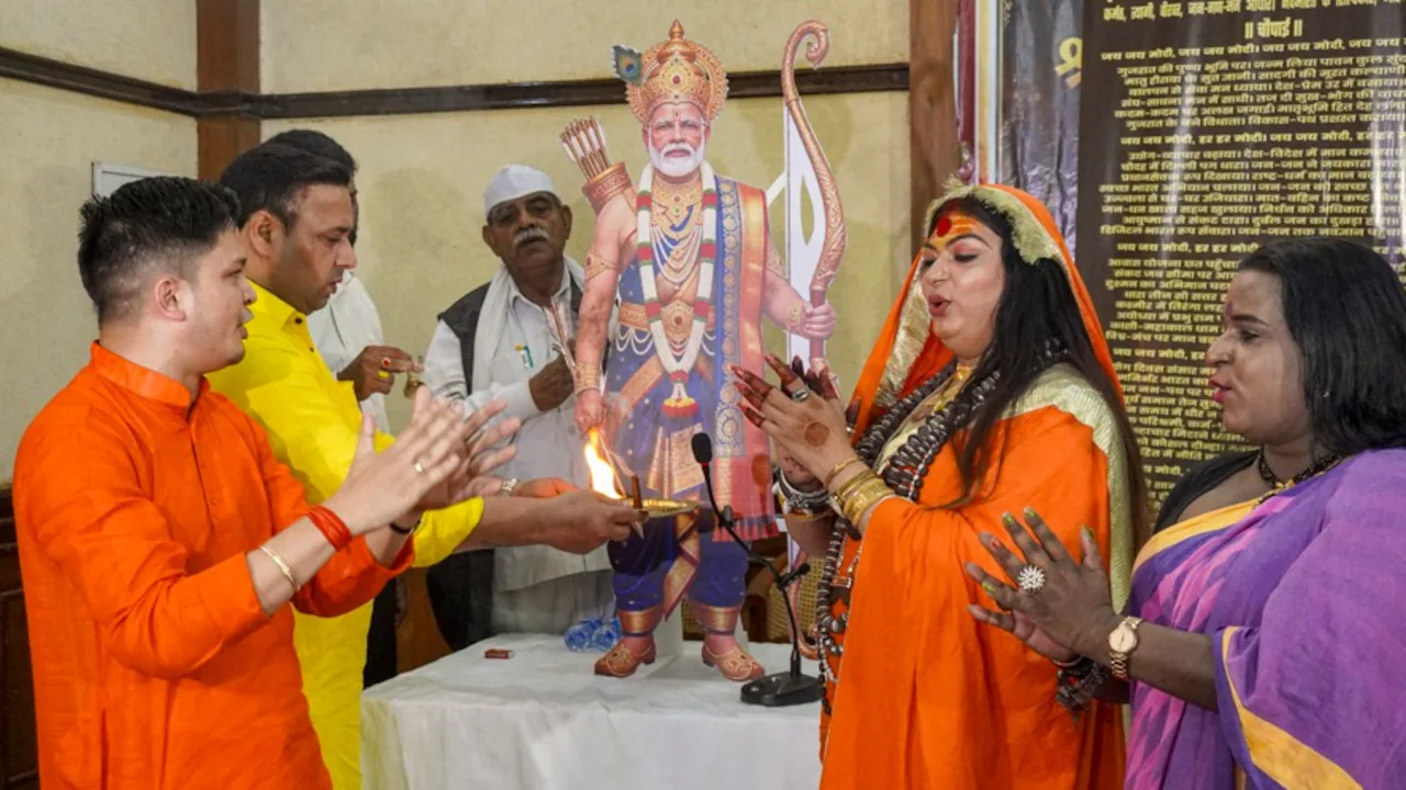 हैरान करने वाली बात! प्रेस क्लब में ‘मोदी चालीसा’ का पाठ; PM के लिए 112 करोड़ रुपये के मंदिर का ऐलान