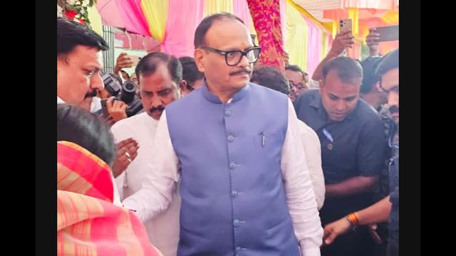 उपमुख्यमंत्री बृजेश पाठक भाजपा-नेता की मां को श्रद्धांजलि देने पहुंचे: सीतापुर में इंडी गठबंधन पर साधा निशा...