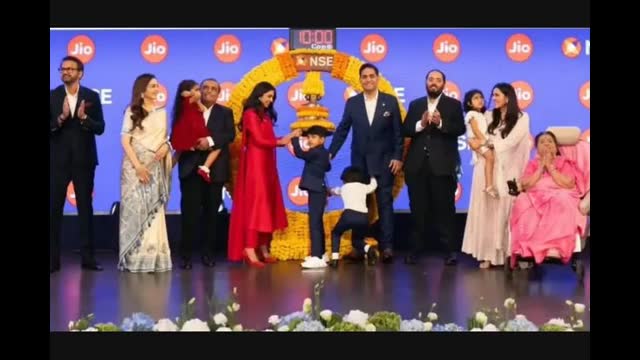 Jio IPO की लिस्टिंग के बाद अंबानी लेडीज पर नजर, हीरे- मोती के साथ देसी पहनावा लगा खास, मां- भाभी संग छाईं ईशा