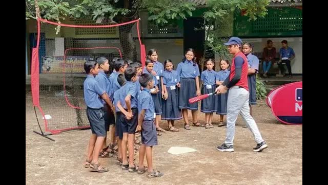 प्रधानमंत्री नरेंद्र मोदी के साथ महिलाओं का एक वीडियो सोशल मीडिया पर तेजी से वायरल हो रहा है। वीडियो में महिलाएं कहती नजर आ रही हैं, 'मोदी क