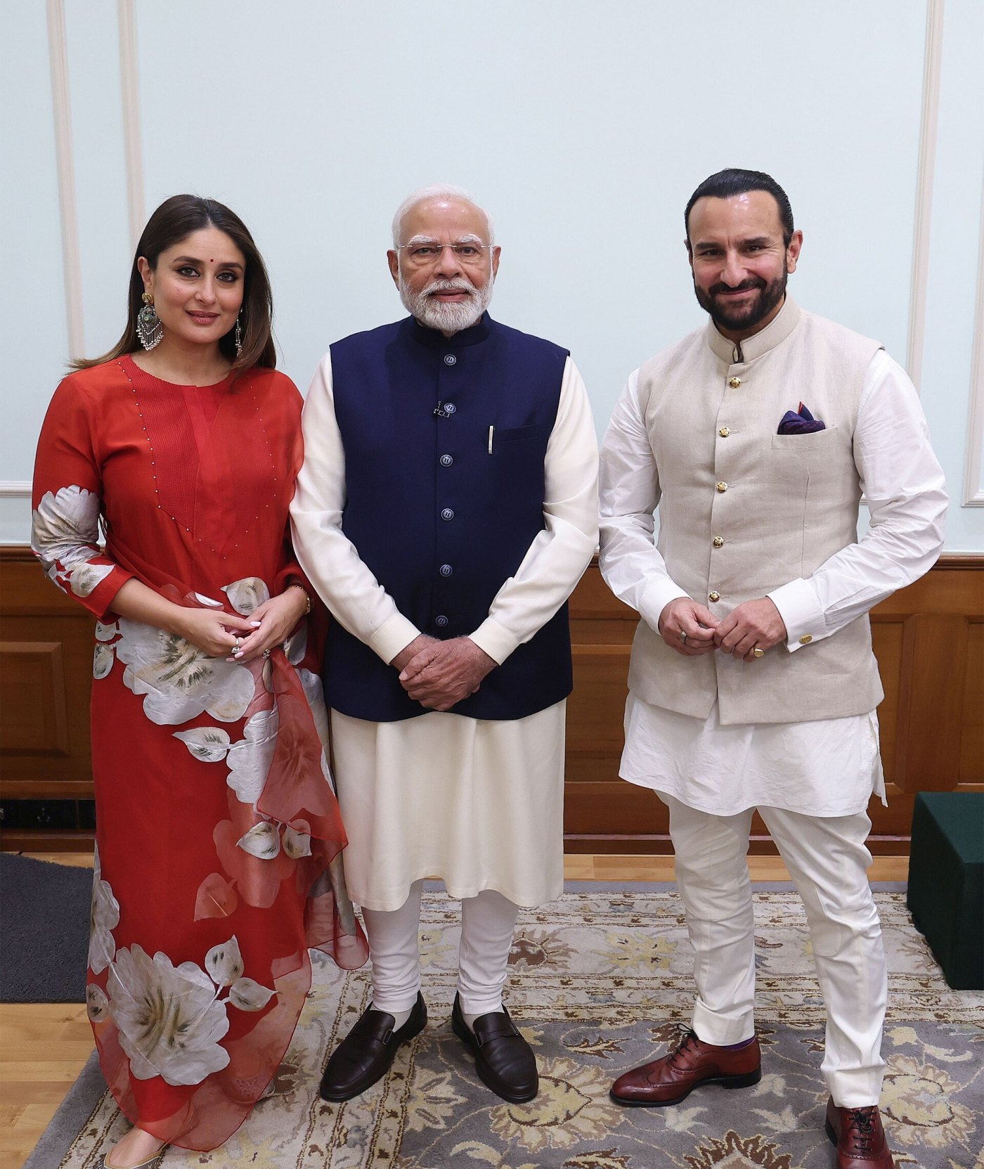 करीना कपूर और सैफ अली खान, प्रधानमंत्री नरेंद्र मोदी के साथ। फोटो क्रेडिट: Wikimedia Commons, GODL-India, Prime Minister's Office