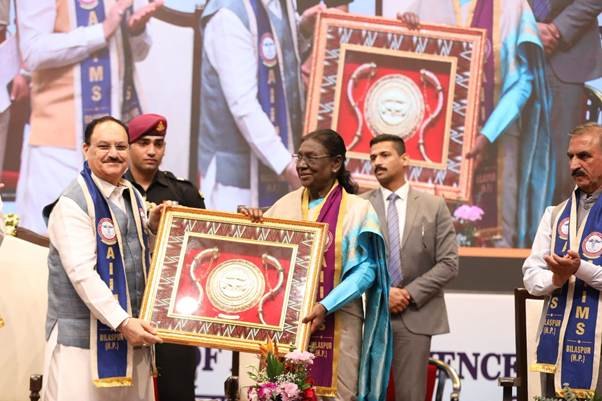 राष्ट्रपति श्रीमती द्रौपदी मुर्मू ने हिमाचल प्रदेश के राज्यपाल श्री कविंदर गुप्ता और केंद्रीय स्वास्थ्य मंत्री श्री जेपी नड्डा की उपस्थिति में एम्स बिलासपुर के पहले ऐतिहासिक दीक्षांत समारोह को संबोधित किया