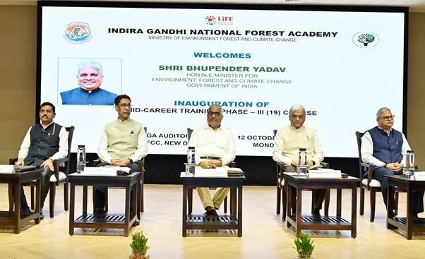 केंद्रीय पर्यावरण मंत्री ने भारतीय वन सेवा के मध्य-करियर प्रशिक्षण अधिकारियों के साथ बातचीत की; संरक्षण संबंधी उपलब्धियों और उभरती चुनौतियों का उल्‍लेख किया