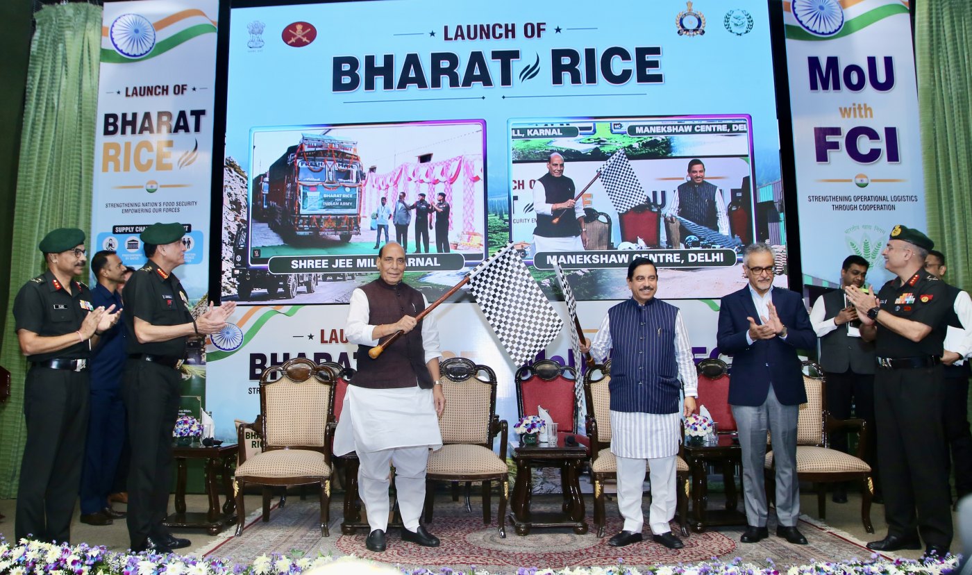 रक्षा मंत्री और उपभोक्ता मामले, खाद्य एवं सार्वजनिक वितरण मंत्री की उपस्थिति में भारतीय सेना ने सैनिकों के लिए 'भारत राइस' का शुभारंभ किया
