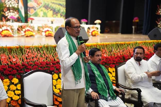 ​गन्ना किसानों के हितों की रक्षा के लिए केंद्र सरकार का बड़ा कदम: 1 हफ्ते में उच्चस्तरीय कमेटी बनाने का ऐलान