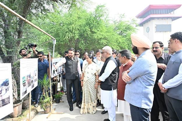 केंद्रीय पर्यावरण मंत्री और मुख्यमंत्री (राष्ट्रीय राजधानी क्षेत्र, दिल्ली) ने आनंद विहार हॉटस्पॉट में वायु प्रदूषण निवारण उपायों की समीक्षा की और शास्त्री पार्क स्थित डीपीसीसी की एआई-सक्षम आईसीसीसी सुविधा का दौरा किया