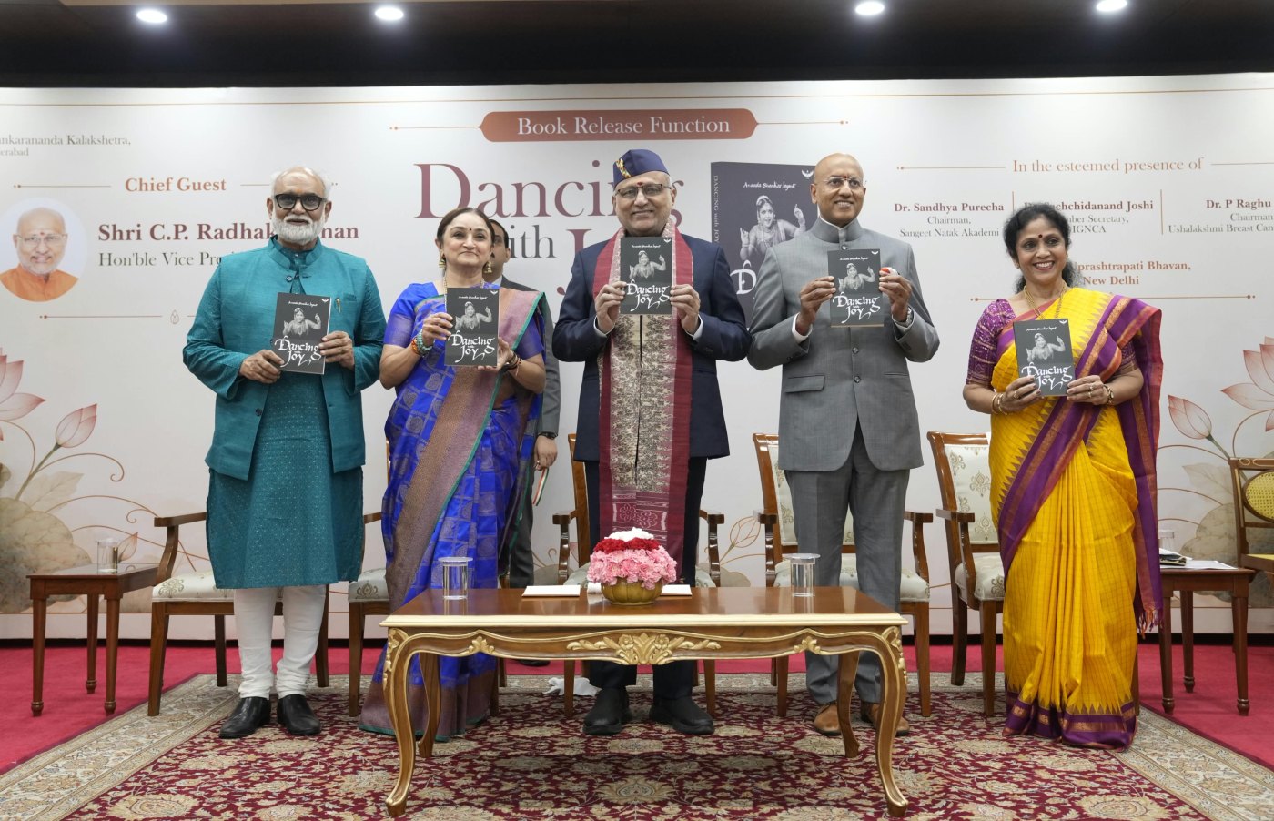 उपराष्ट्रपति श्री सी. पी. राधाकृष्णन ने डॉ. आनंदा शंकर जयंती की प्रेरणादायक संस्मरणात्मक पुस्तक ‘डांसिंग विद जॉय’ का विमोचन किया