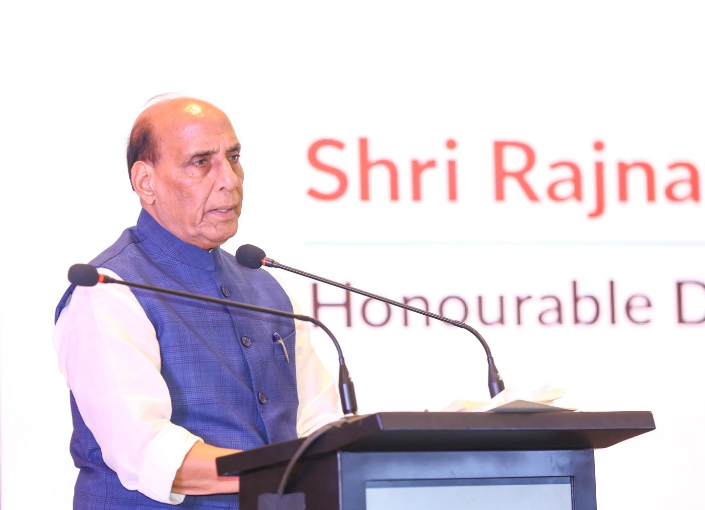 युद्ध के बदलते स्वरूप के बीच स्वदेशी तकनीक के विकास और उसे अपनाने की गति बढ़ाने के लिए रक्षा क्षेत्र, शिक्षा जगत व रक्षा उद्योग के बीच करीबी सहयोग आवश्यक है: रक्षा मंत्री