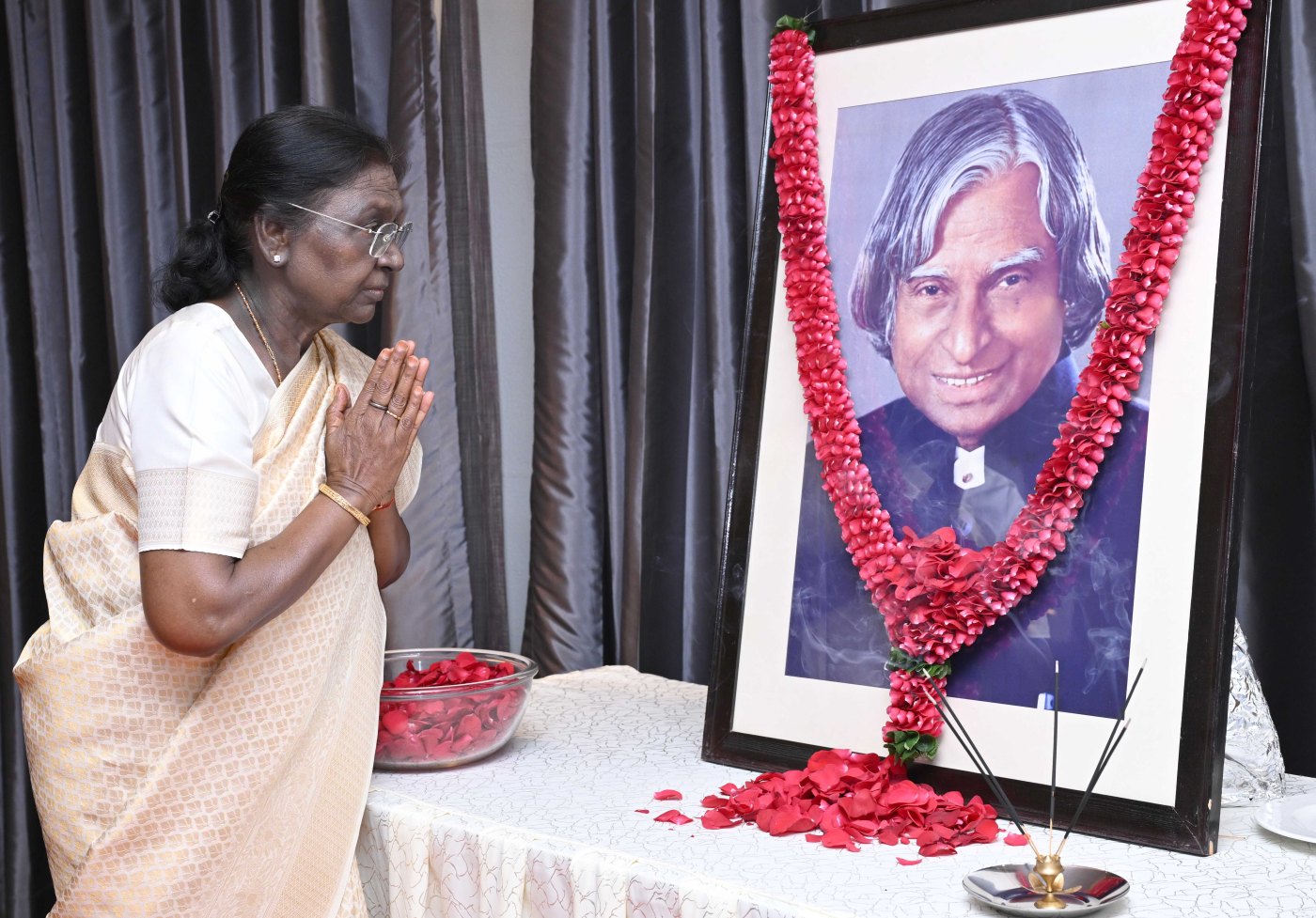 भारत की राष्ट्रपति ने डॉ. एपीजे अब्दुल कलाम की जयंती पर पुष्पांजलि अर्पित की