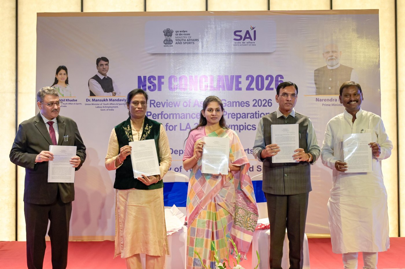 डॉ. मनसुख मांडविया ने एशियाई खेलों की समीक्षा बैठक में राष्ट्रीय खेल महासंघों से चैंपियन तैयार करने की प्रक्रिया को सुदृढ़ करने के लिए कहा