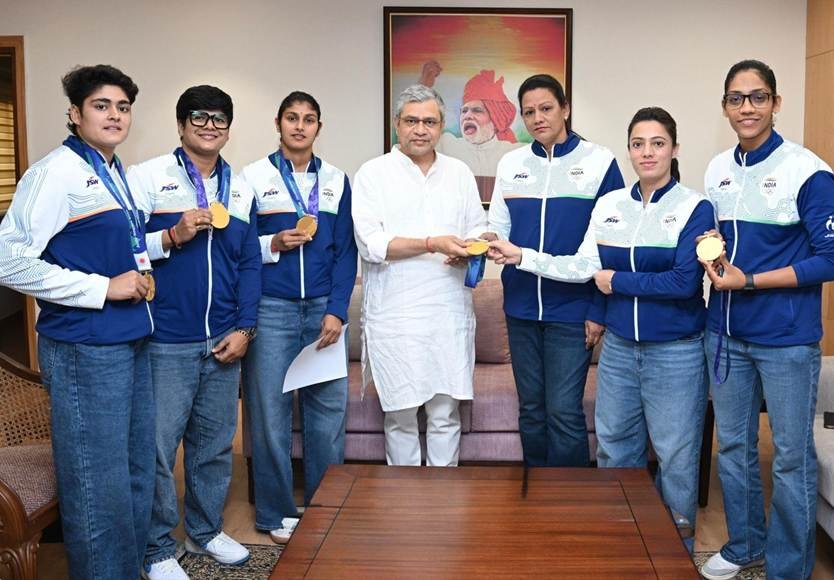 केंद्रीय मंत्री अश्विनी वैष्णव ने रेल भवन में एशियाई खेल 2026 में स्वर्ण पदक विजेता भारतीय महिला कबड्डी टीम से मुलाकात की