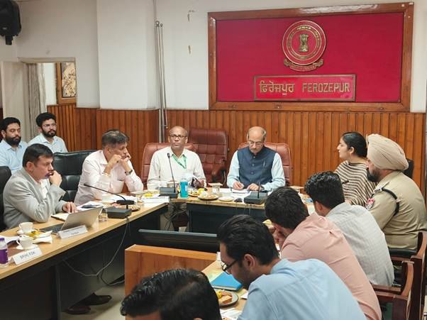 सीएक्यूएम ने फिरोजपुर और फरीदकोट में धान की पराली के प्रबंधन संबंधी उपायों की समीक्षा की; फसल अवशेष प्रबंधन (सीआरएम) मशीनरी की समय पर उपलब्धता और किसानों को सहायता प्रदान करने पर जोर
