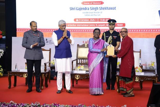 माननीय राष्ट्रपति ने कलाकारों को 65वें राष्ट्रीय कला प्रदर्शनी और तीसरे प्रिंट द्विवार्षिक इंडिया पुरस्कार प्रदान किए; भारत की समृद्ध कलात्मक विरासत एवं समकालीन सृजनशीलता का जश्न