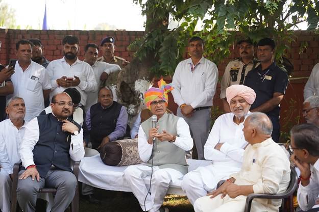 ​हरियाणा के करनाल में 'खेत बचाओ अभियान' के दौरान केंद्रीय कृषि मंत्री श्री शिवराज सिंह चौहान ने चौपाल में किया किसानों से सीधा संवाद