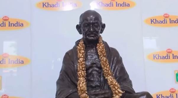 प्रधानमंत्री श्री नरेन्द्र मोदी ने अपने 'मन की बात' कार्यक्रम में खादी एवं ग्रामोद्योग क्षेत्र की उपलब्धियों को रेखांकित कर कारीगरों का मनोबल बढ़ाया