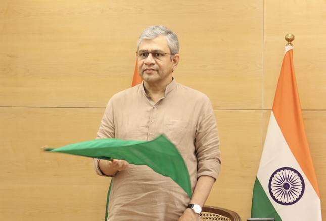 रेल मंत्री एवं पश्चिम बंगाल के मुख्यमंत्री ने जयपुर (खातीपुरा) - टाटानगर - सांतरागाछी एक्सप्रेस ट्रेन का हरी झंडी दिखाकर किया शुभारंभ