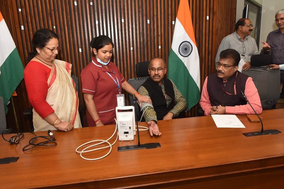 विधायी विभाग ने निवारक स्वास्थ्य देखभाल और कर्मचारी कल्याण को बढ़ावा देने के लिए ‘विशेष अभियान 6’ के अंतर्गत स्वास्थ्य जांच शिविर का आयोजन किया