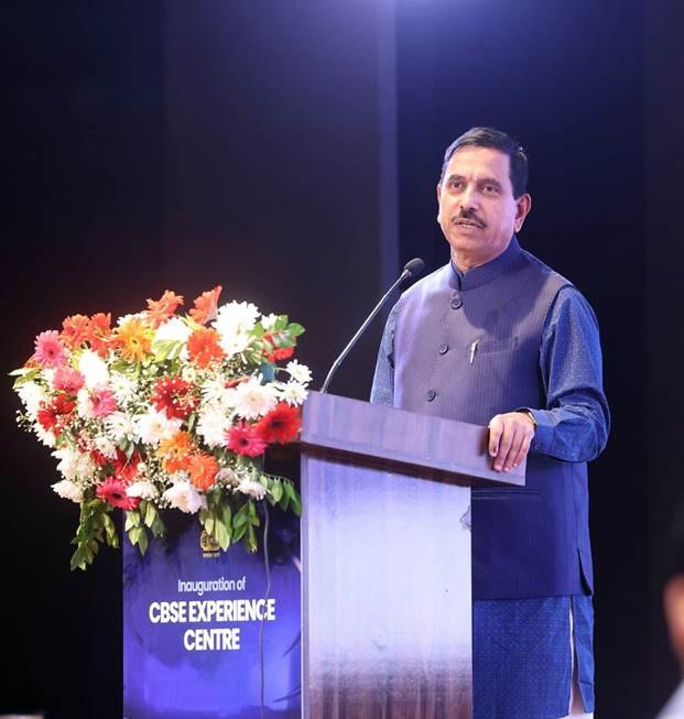 केंद्रीय शिक्षा मंत्री श्री प्रल्हाद जोशी ने नई दिल्ली में सीबीएसई अनुभव केंद्र का उद्घाटन किया