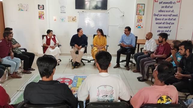 सामाजिक न्याय मंत्रालय की अपर सचिव सुश्री मोना के. खंडार ने उत्तराखंड के रायवाला स्थित सरकारी नशामुक्ति केंद्र का दौरा किया