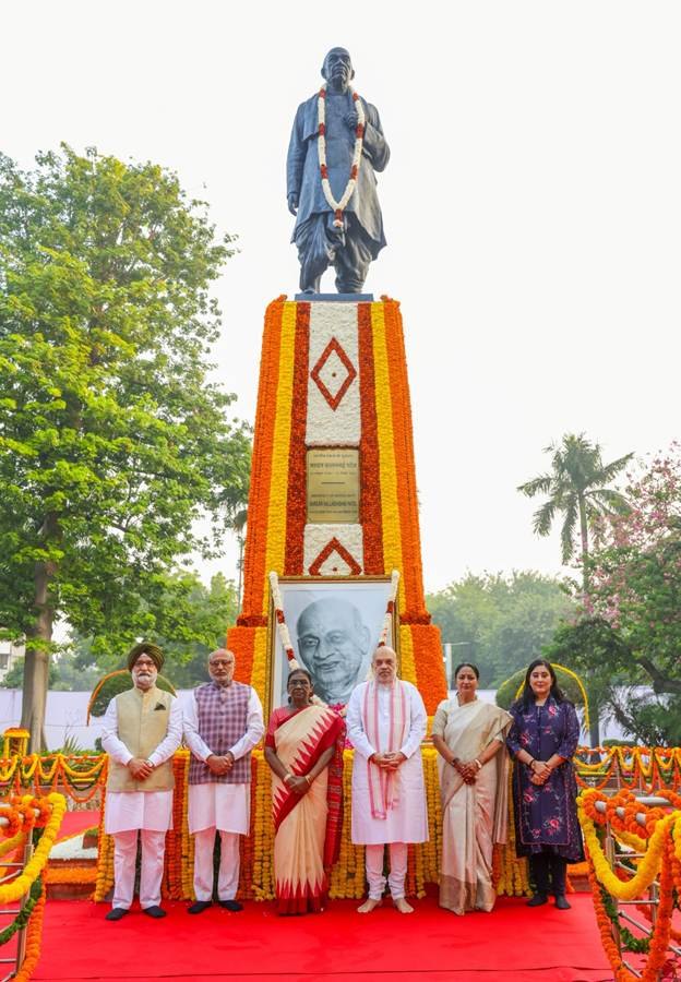 केन्द्रीय गृह एवं सहकारिता मंत्री श्री अमित शाह ने आज नई दिल्ली में सरदार वल्लभभाई पटेल की 151वीं जयंती के अवसर पर राष्ट्रीय एकता दिवस पर आयोजित 'एकता दौड़' का शुभारंभ किया