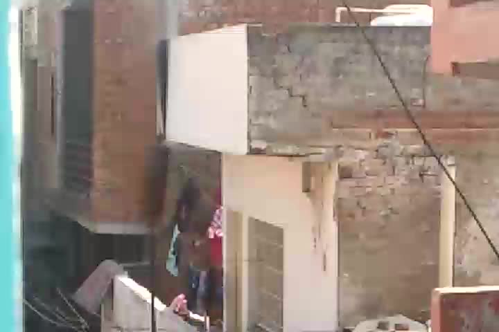 पता नहीं इन्हे ये सब कारखाने चलाने की अनुमति कौन देता है! रिहायशी जगह पर कारखाने लगाने और बेलगाम प्रदुषण फैलाने पर क्या कोई कानून नही है...क्या हम सब बस एक वोट ही हैं इन्सान नहीं हैं! प्रशासन