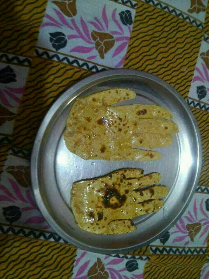 Ghar ke bado ne nayi bahu se kaha tere hath ki roti khaani hai ...or dekho bahu ne kya kiya
