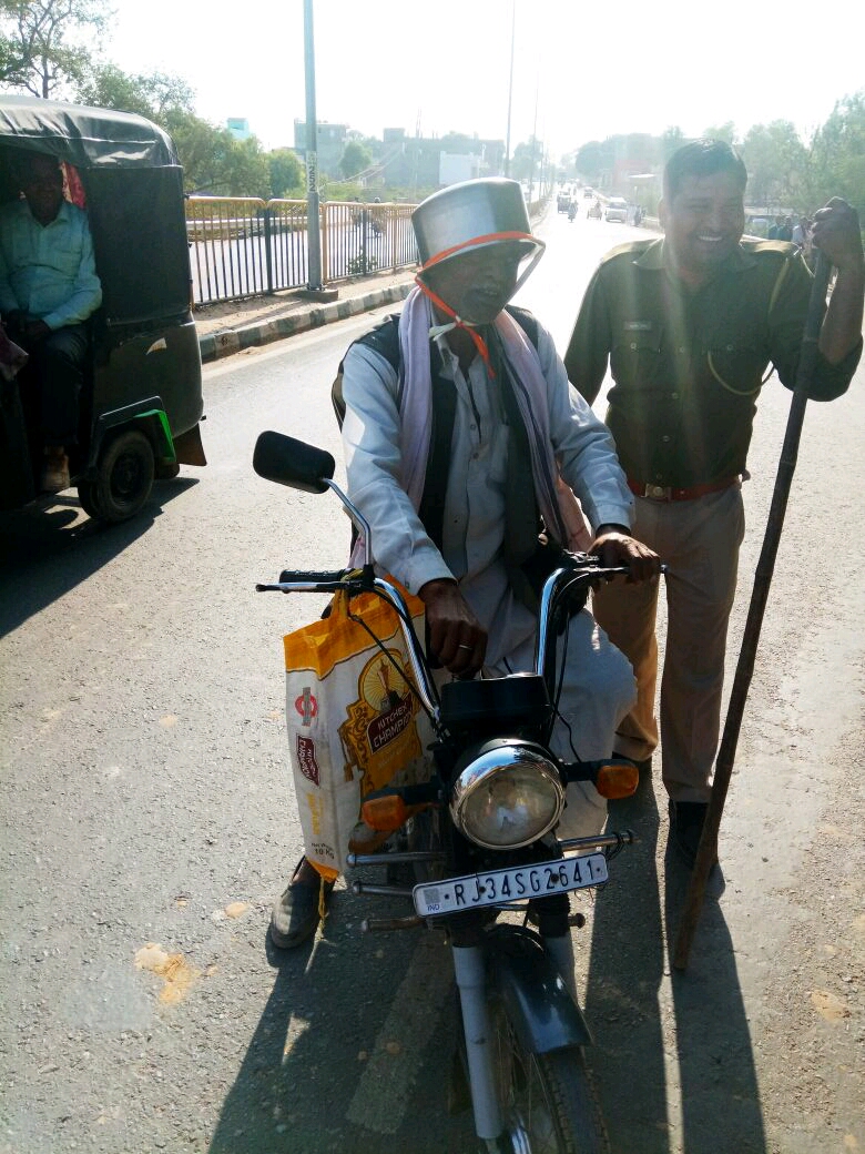 इसको देखने के बाद पोलीस ने चालन बुक ही फाड़ दी ।