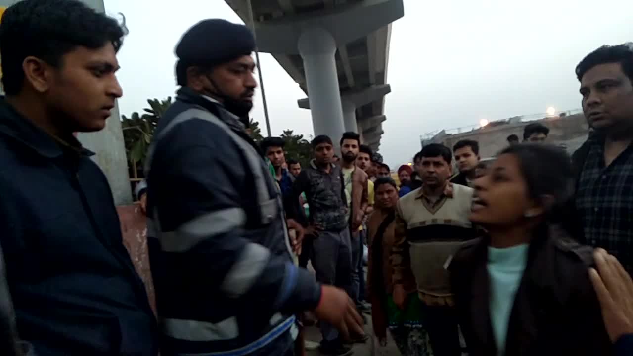 People is fighting with police