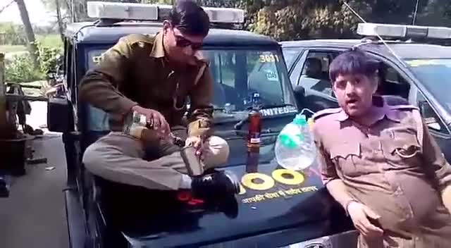 बिना किसी से डरे ईमानदारी से ड्यूटी करती उत्तर प्रदेश की पुलिस ... 