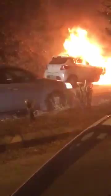 दिल्ली फरीदाबाद बाईपास रोड पर चलती कार में लगी भयंकर आग। आग इतनी भयंकर थी क