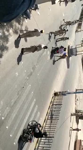 यह नालायक आज सुबह झंडा उतारना भूल गया मोटरसाइकिल ते 