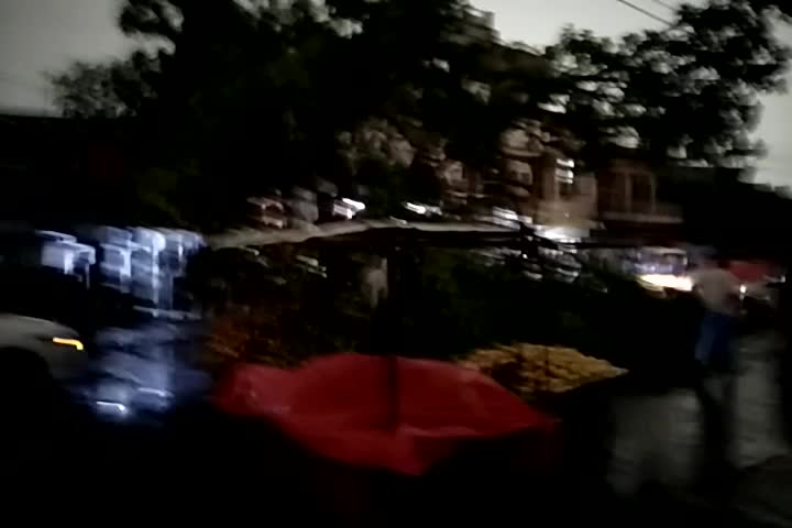 2 minute ki aandhi ne kiya faridabad ka bura haal...khain shop ke board to 