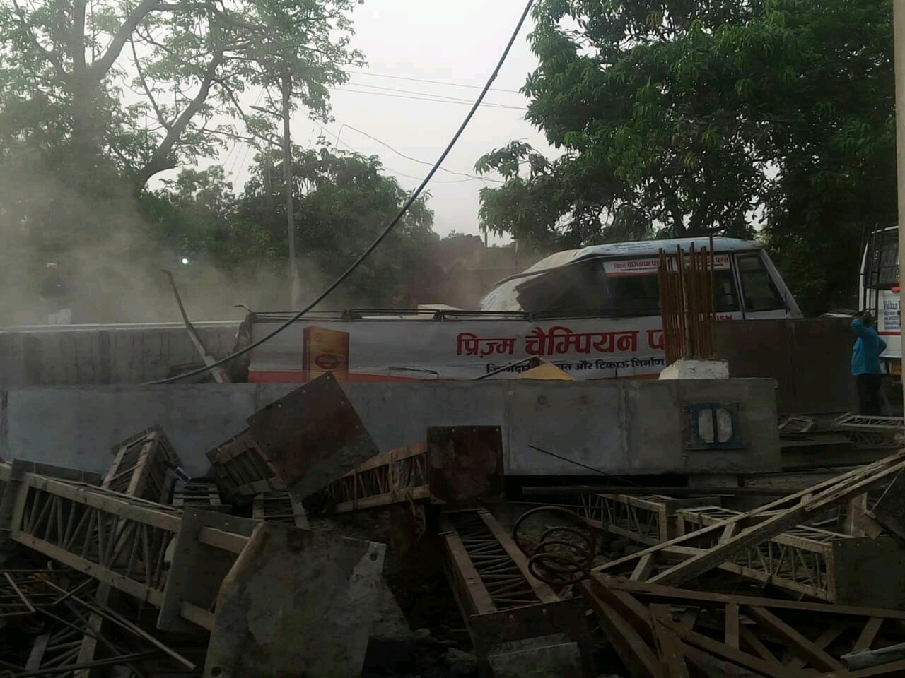 कैंट स्टेशन के पास निर्माणाधीन फ्लाईओवर का पिलर गिरा, पिलर के नीचे कई गाड़िय