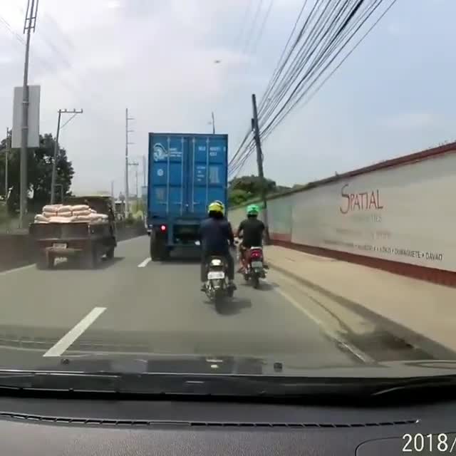 आप हेलमेट पहनो या ना पहनो आपकी मर्जी किंतु यह व्यक्ति हेलमेट की वजह से ही ज