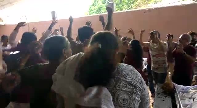 अब ये देखना बाकी रह गया था । शमशान में डांस