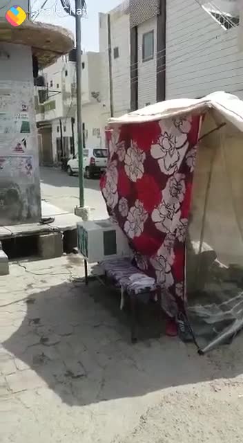 मोची ने गरमी से बचने के लिए लगाया AC,और कितना विकास चाहिए.!