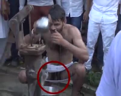 वोट लेने के चक्कर मे अपनी इज़्ज़त से खेल बैठा लालू के लाल  तेजु महाराज