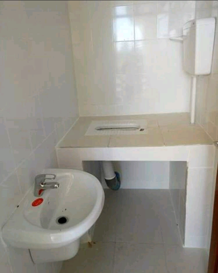 ठेकेदार फरार बताया गया  है