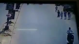 aap Billi me rasta kaatne ki baat karte hai, yeh dekhiye jab aurat sadak c