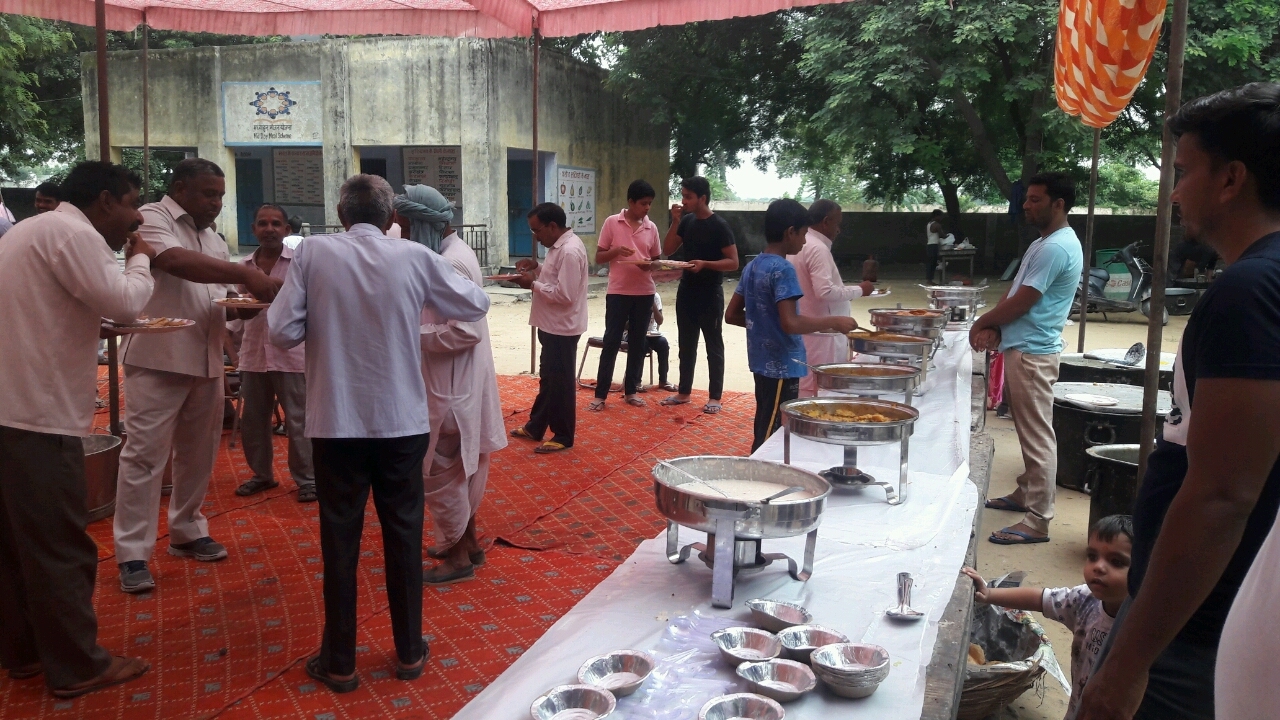 Bhandara ka parshad lete huy