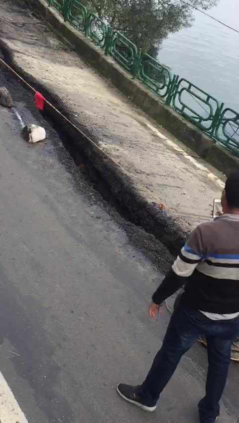 बिग ब्रेकिंग: 
नैनीताल की शान लोअर मॉल रोड का 25 मीटर एरिया समाया नैनी झील 